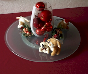 lazy susan met vaas en kerstdeco